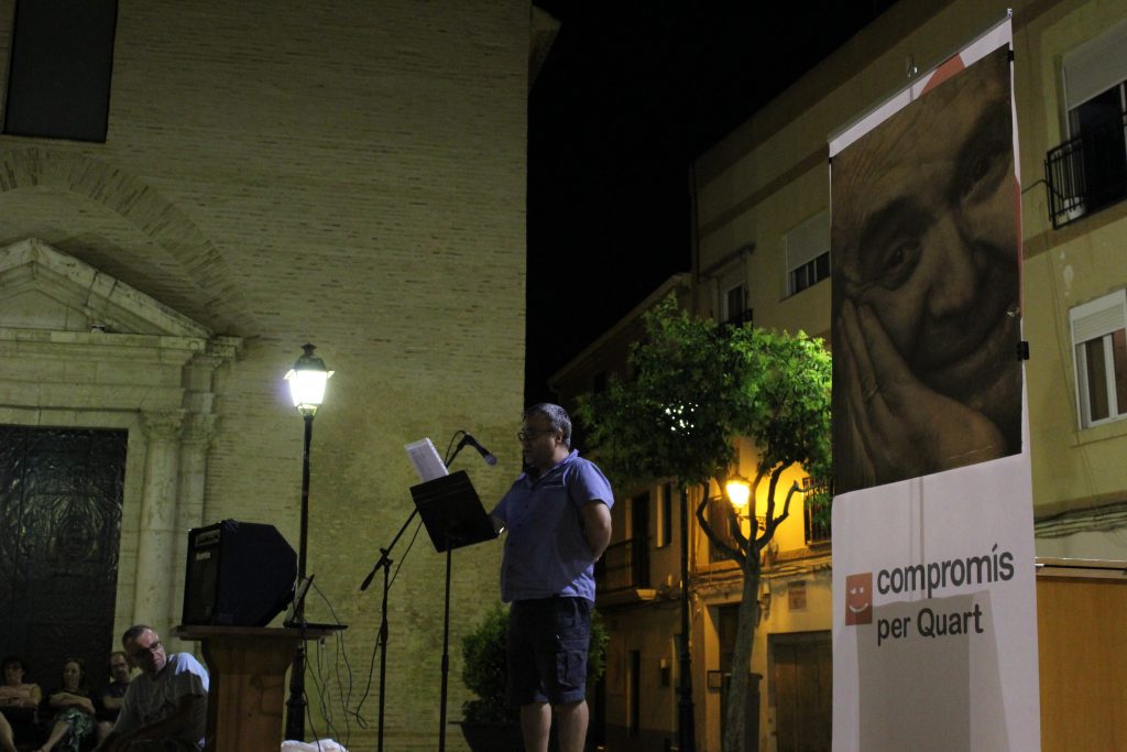 Xavier Torres, portaveu de Compromís Quart, fent la lectura d'un poema Estellés